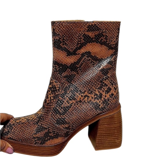 FREE PEOPLE 'RUBY SHINE' SNAKE PRINTEDLEATHER BOOTS 39.5 (9.5) - Picture 3 of 9